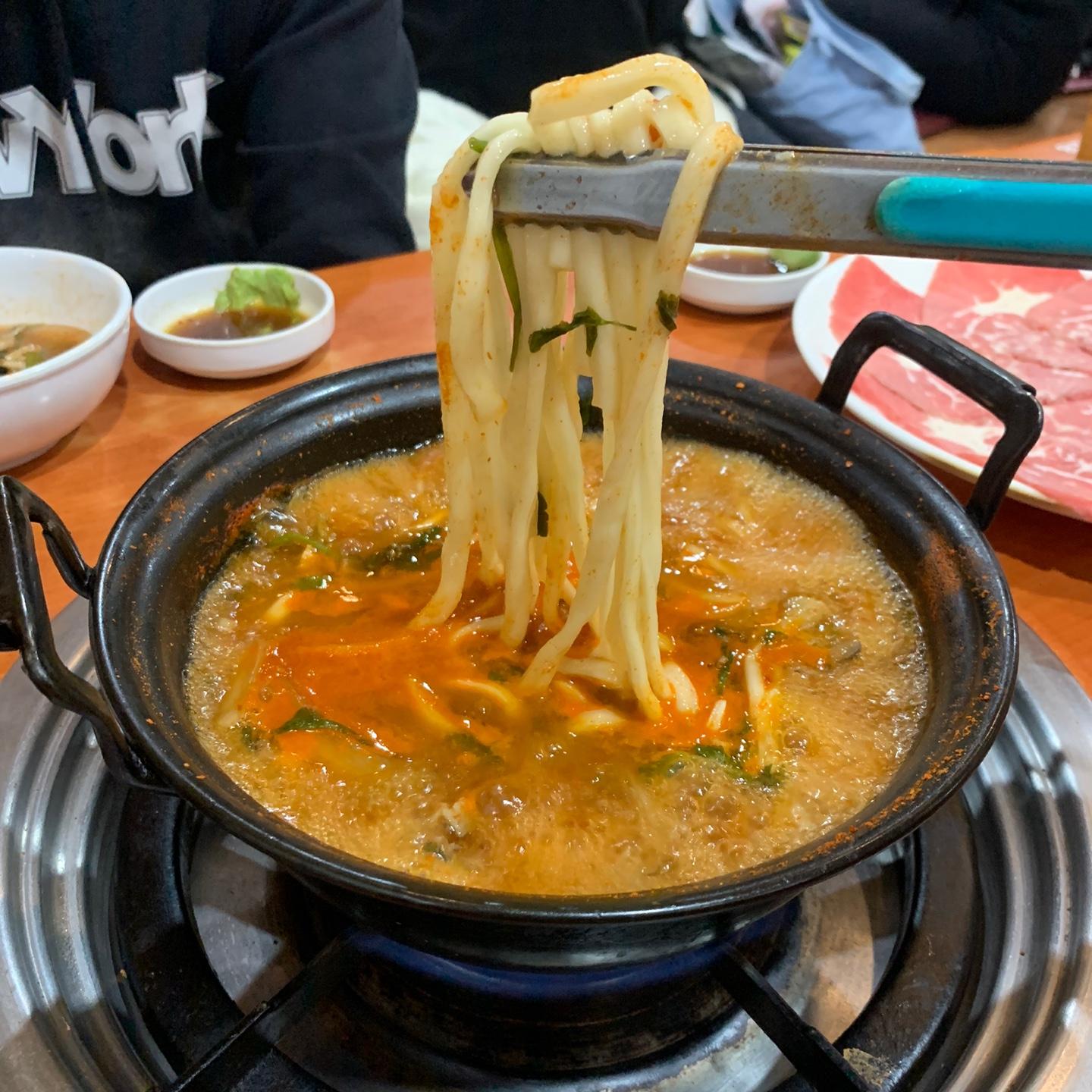 喺韓國食一鍋鍋，最後點可以嚟多個炒飯？韓國人最愛東村火鍋刀削麵，總有一間喺你附近！