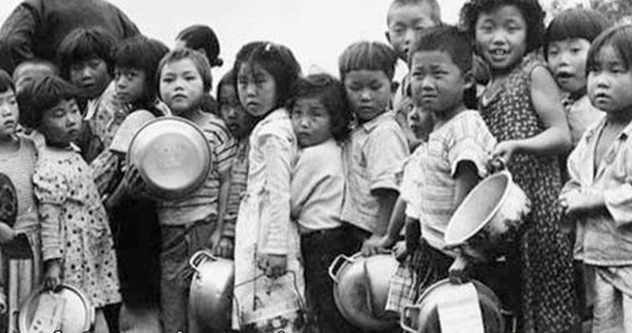 Một hình ảnh đau lòng sau chiến tranh năm 1957 tại Hàn