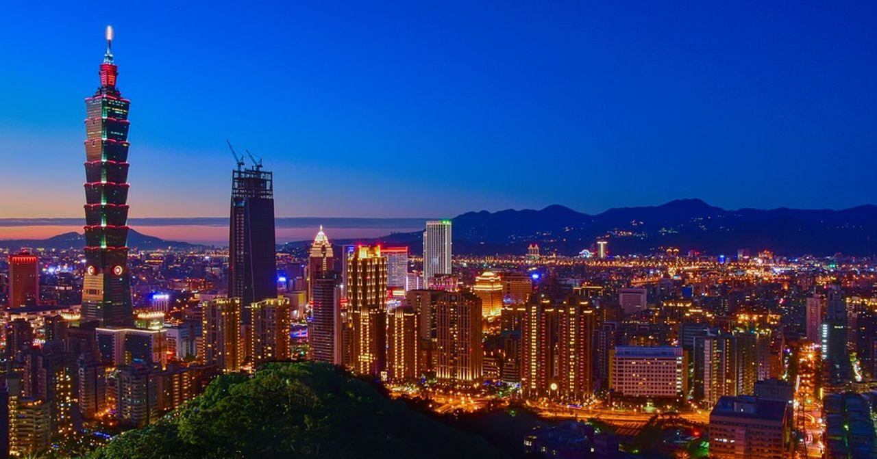 台北101大樓夜景與城市燈光的景象。