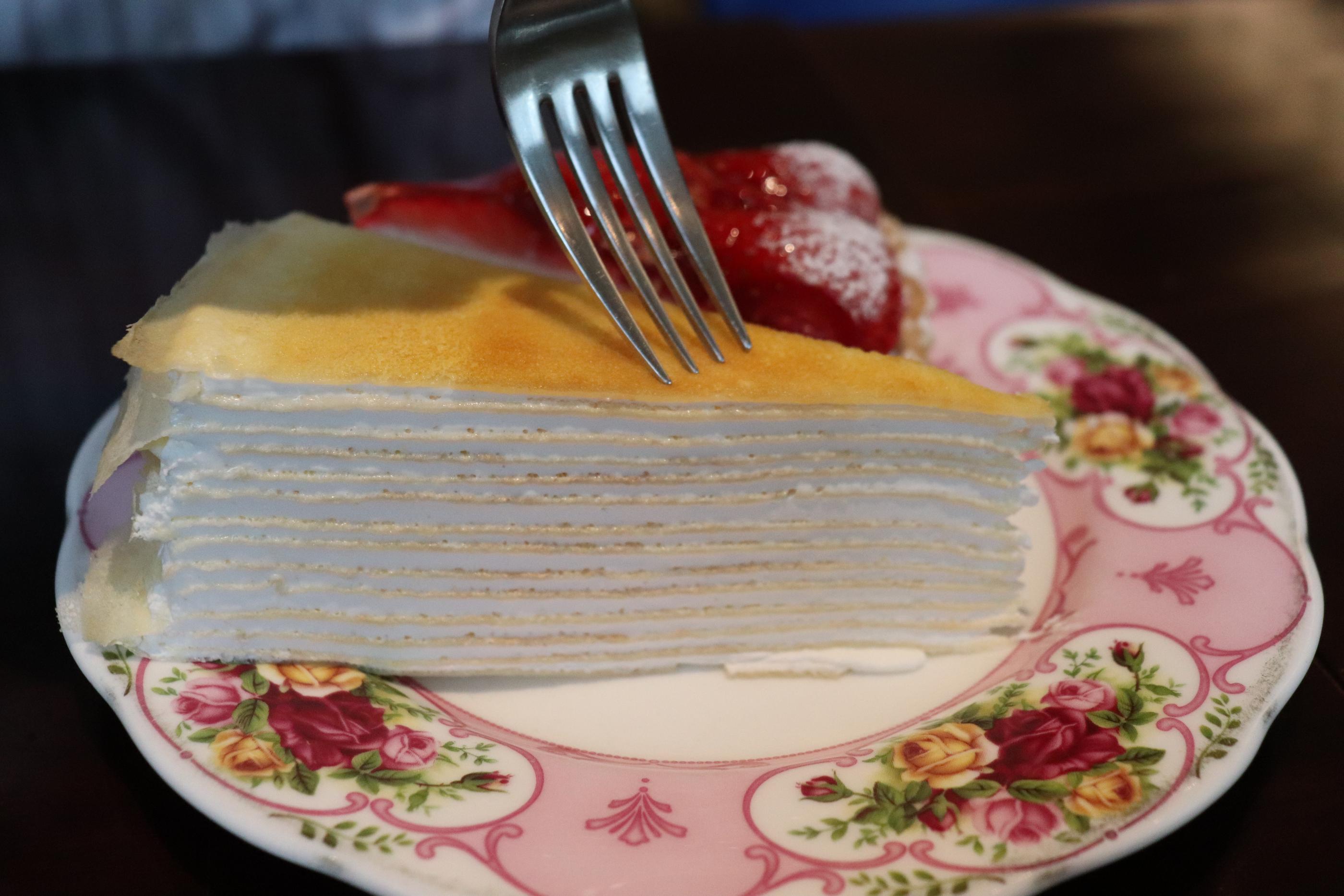 Cafe Pera | Ewha A fancy cafe with a mature aesthetic atmosphere and delicious strawberry tart