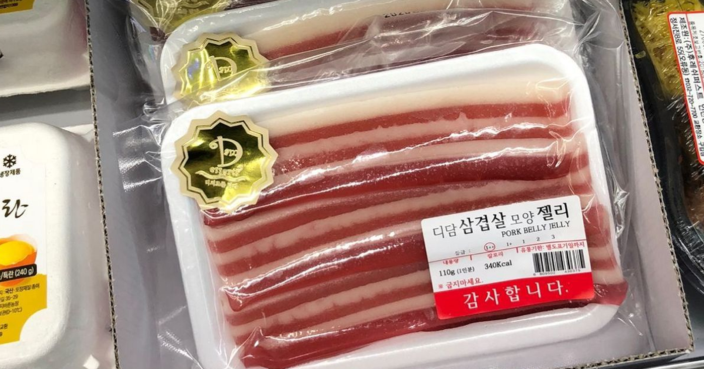 類似五花肉的軟糖的新奇產品，展示於韓國便利店的貨架上。