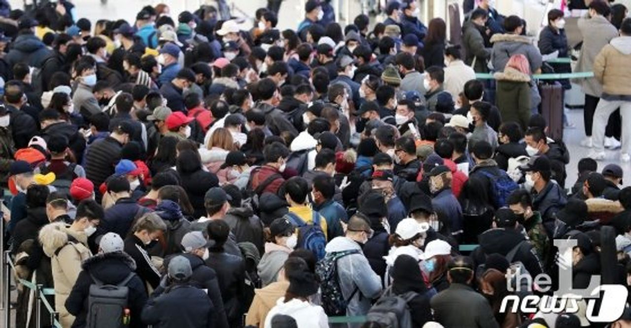 人羣密集，許多人戴著口罩在公共場所。