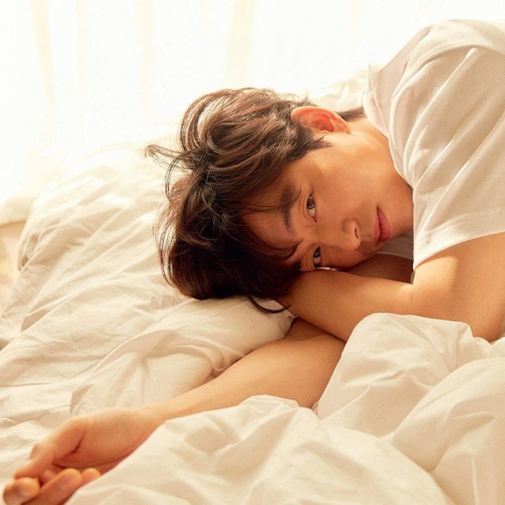 孔刘身穿Epigram家居服系列，躺在明亮的床上，打造舒适慵懒的家居氛围。