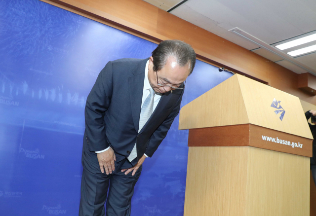 釜山市長在新聞發佈會上鞠躬（來源：연합뉴스）