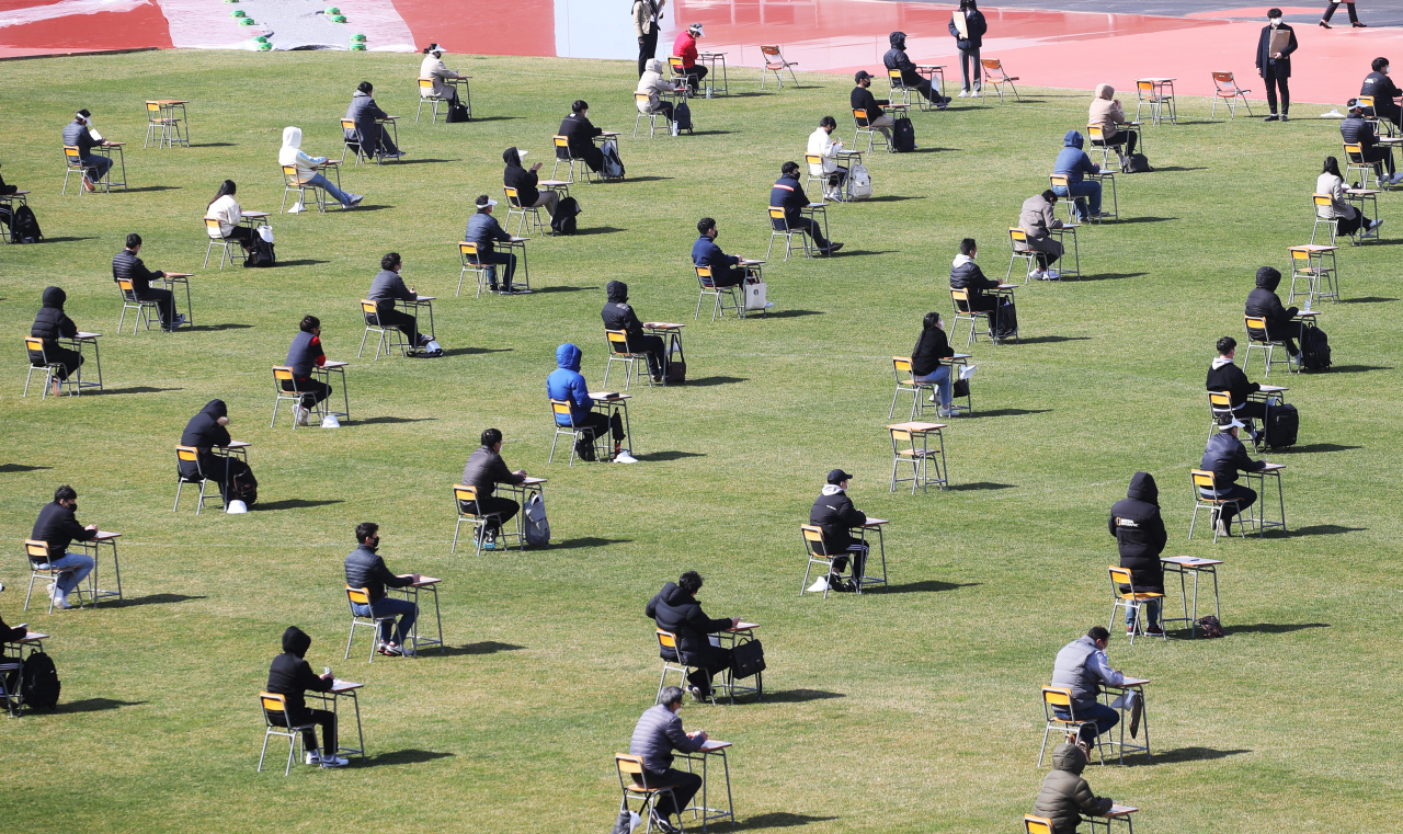 Social Distancing! เกาหลีจัดสอบข้อเขียนที่สนามฟุตบอล เพื่อป้องกันและลดโอกาสในการแพร่กระจายเชื้อไวรัส