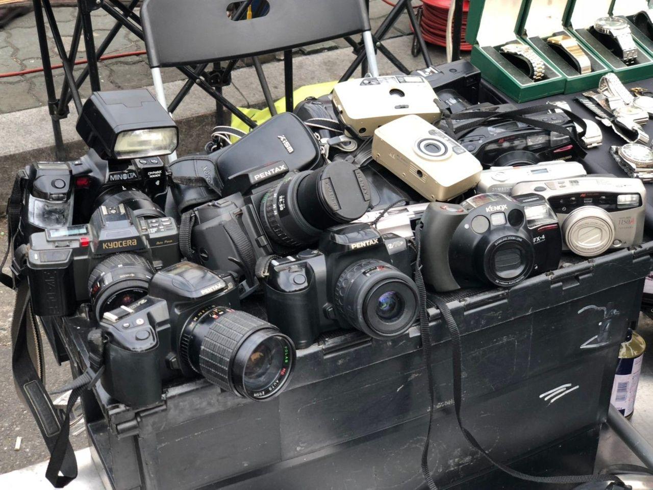 ภาพของกล้องถ่ายรูปมือสองหลายตัวที่แผงวางขายในตลาดมือสอง โซล