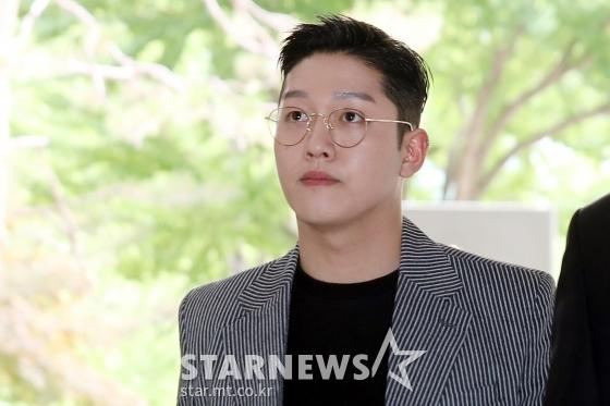 控訴審に出席するチェ・ジョンボム、STAR NEWSによる写真