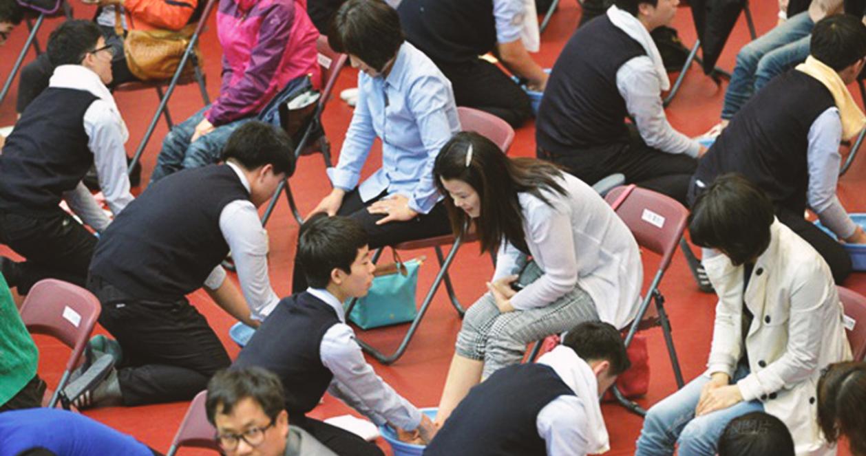 Các em học sinh Hàn Quốc rửa chân cho cha mẹ nhân ngày Cha mẹ 8/5 trong một sự kiện tại trường học, thể hiện lòng biết ơn đối với sự sinh thành và dưỡng dục của cha mẹ.