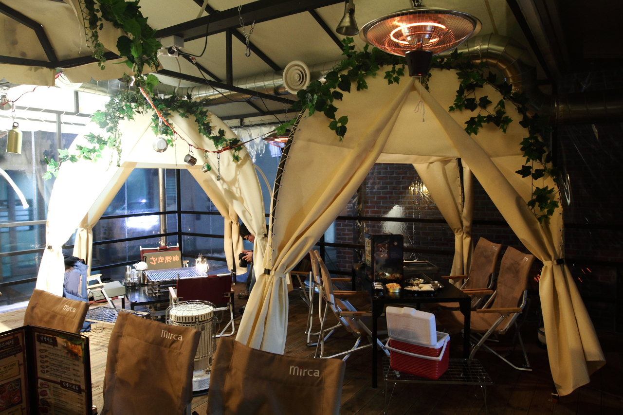 การตกแต่งภายในร้านนันจัง แคมป์ที่ให้บรรยากาศเหมือนกำลังแคมป์ปิ้ง