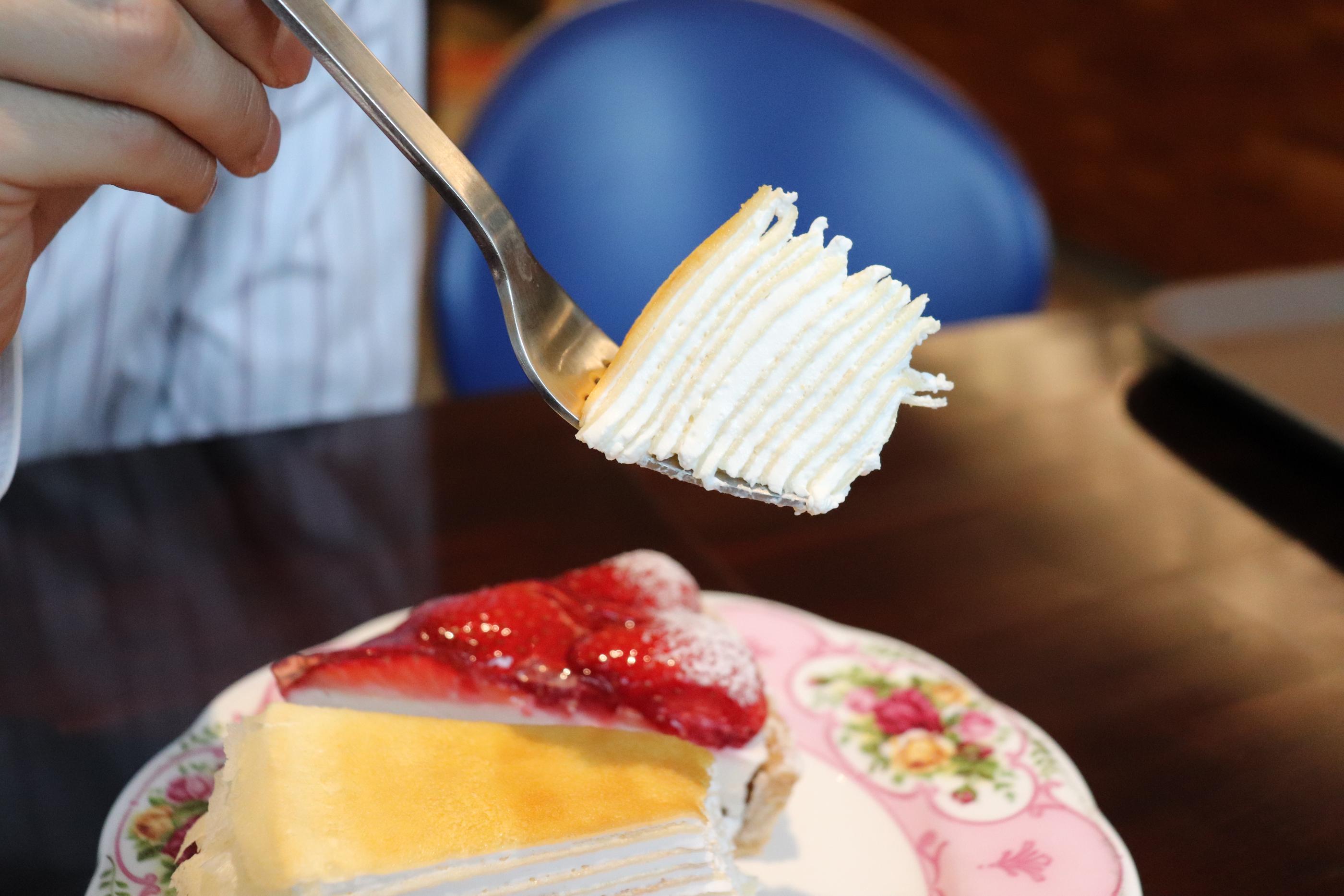 Cafe Pera | Ewha A fancy cafe with a mature aesthetic atmosphere and delicious strawberry tart