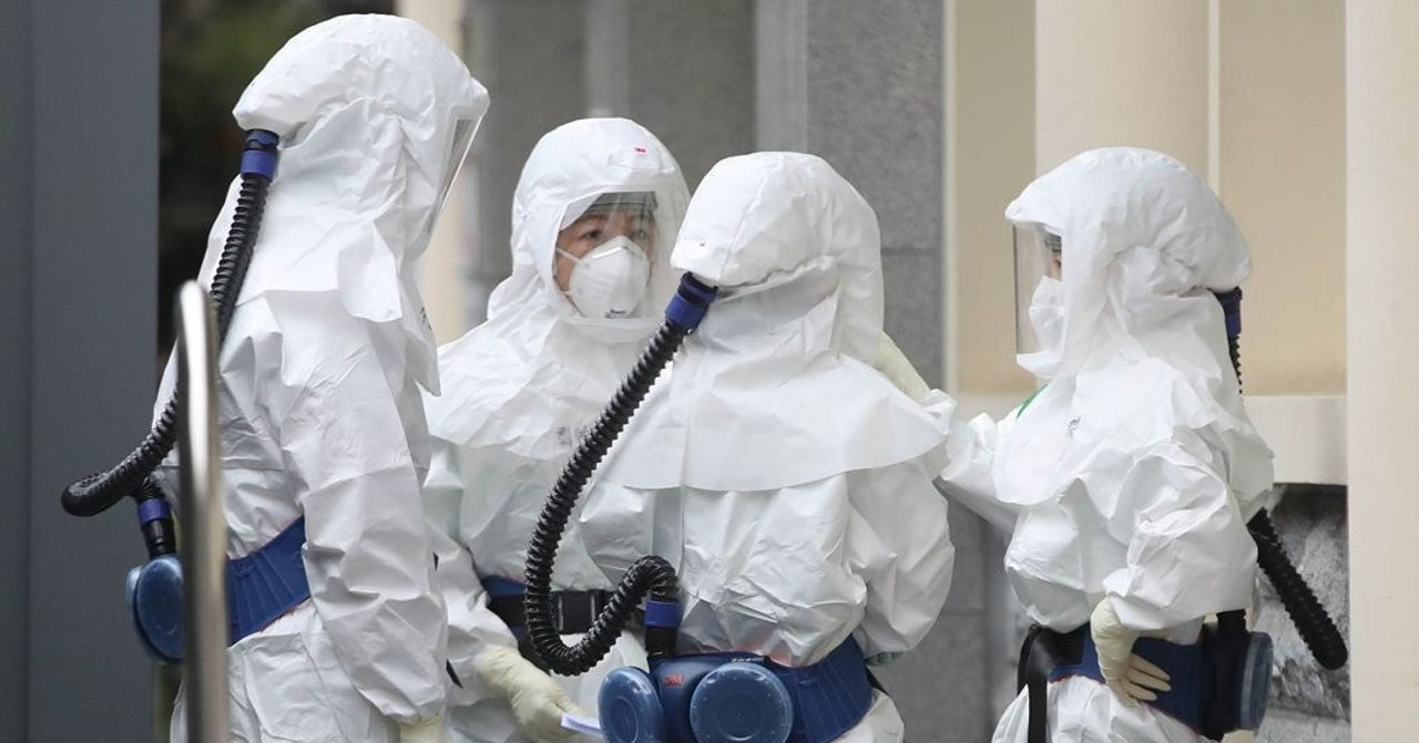 穿著防護裝的醫療工作者進行COVID-19接觸者追蹤