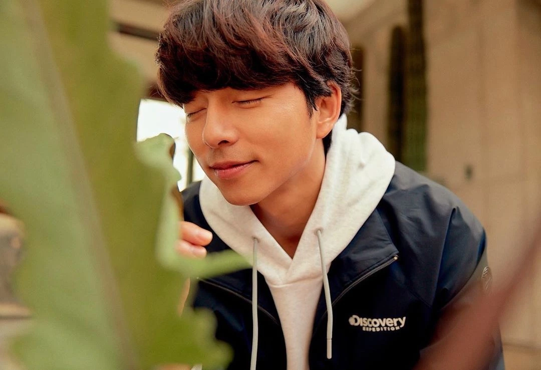 探索自然的过程中，孔刘轻松自然地注视着手中的花草，传递Discovery的探险精神。