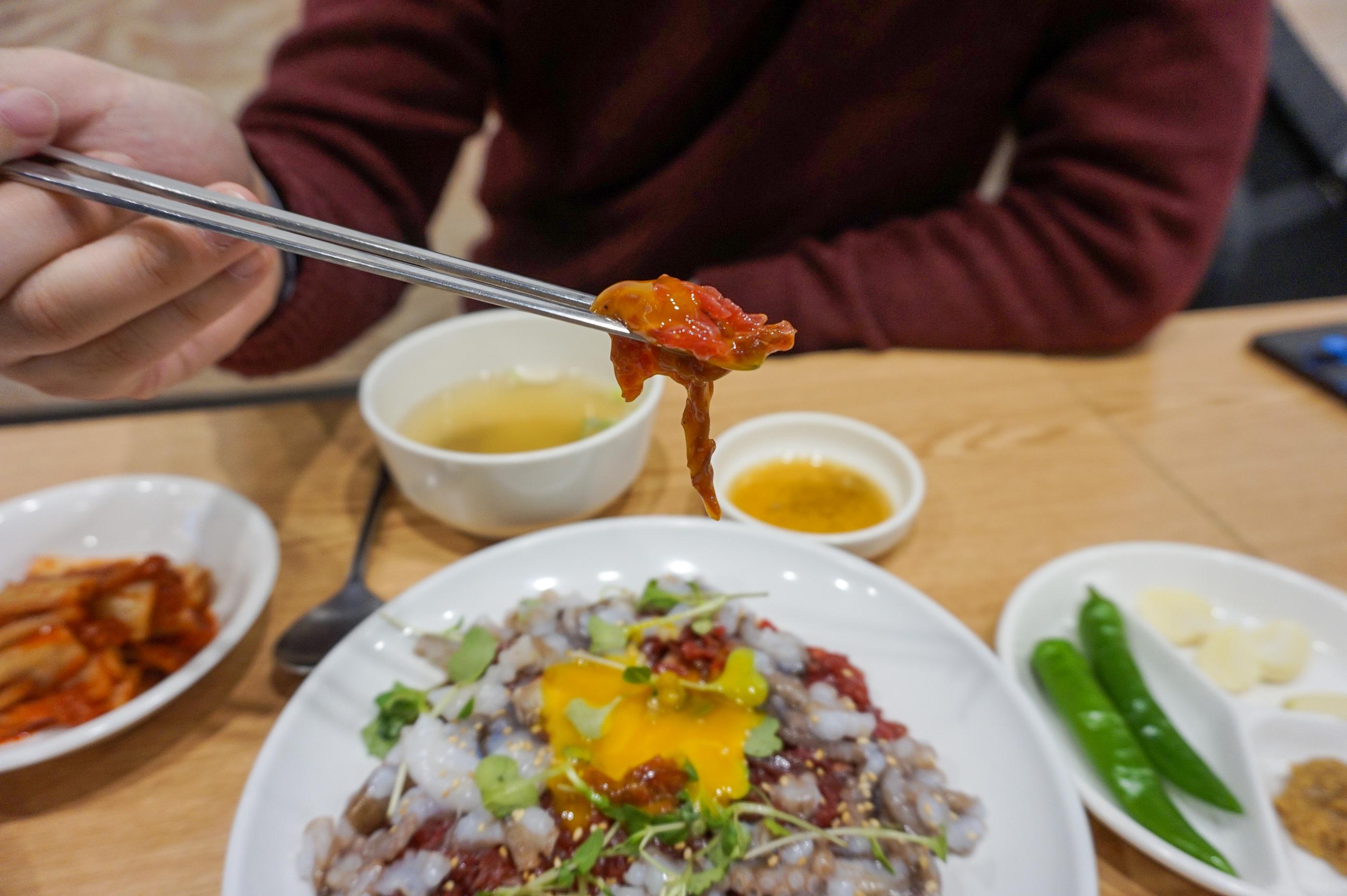 Sungwoo Yookhui | Gwangjang Market, Flavourful raw beef and live baby octopus