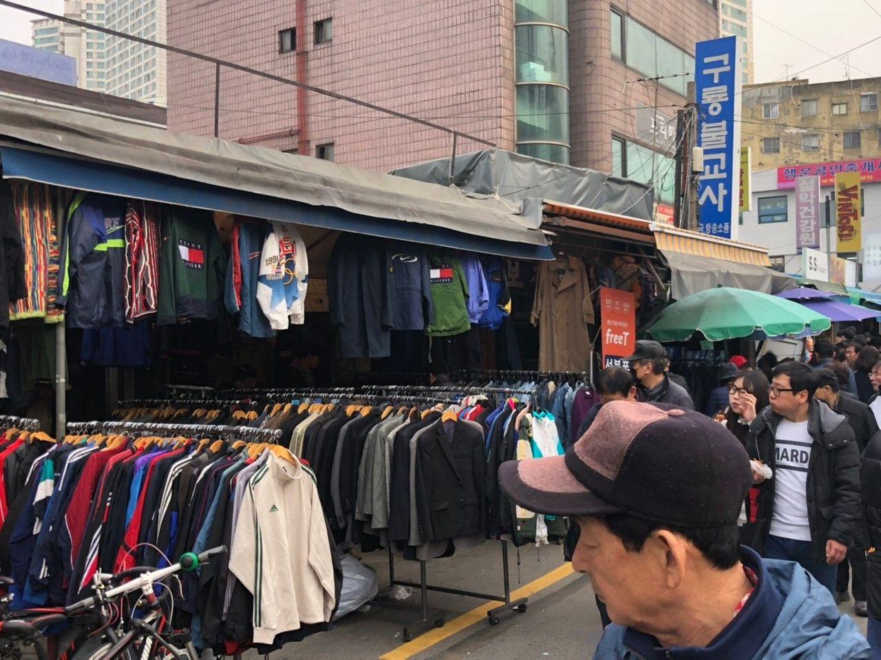 ภาพของเสื้อผ้าวินเทจแขวนในแผงร้านค้าที่ตลาดนัดในโซล