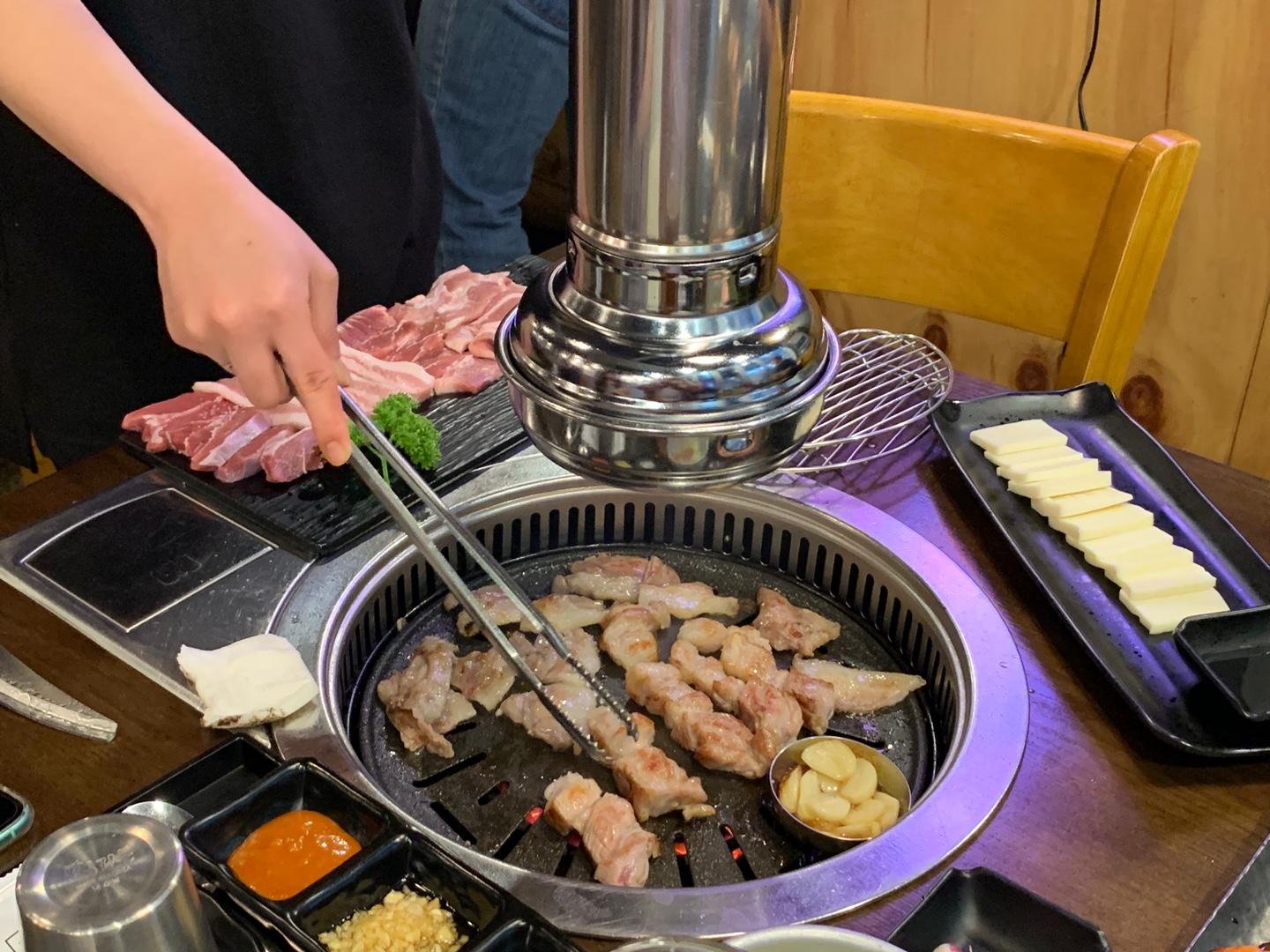 超高質韓國烤肉連鎖店，職員會親自過嚟幫大家，完全唔洗自己落手！