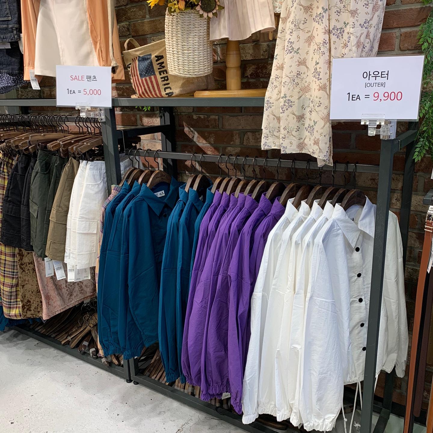 KIKILOVE | Hongdae For just ₩2,000 you grab a shirt here!