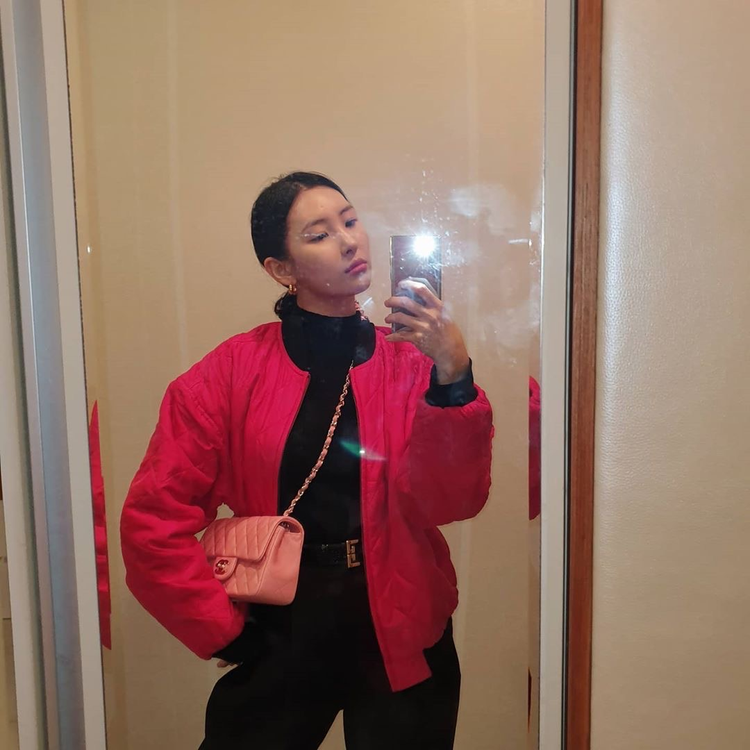 โพสแต่ท่าเดิมๆจนเพื่อนรู้มุมหมดแล้ว? รวมไอเดียโพสท่าในกระจกแบบไอดอลเกาหลี เปลี่ยนมุมให้สวยน่าค้นหามากกว่าเดิม