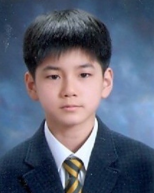 7 Childhood Photos of Celebrities Guess who this is?