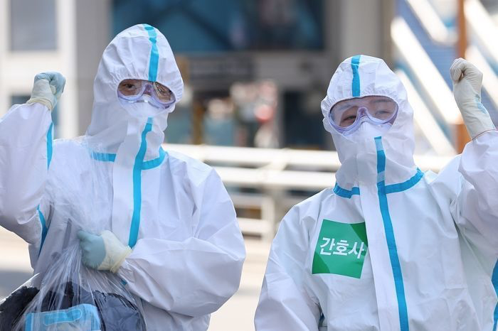 韓國醫護人員穿著防護裝備進行工作，奮力抗擊疫情情況。