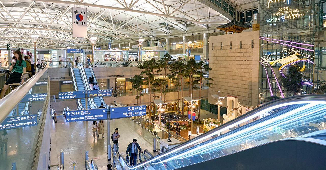 仁川國際機場內部繁忙的景象，顯示輕鬆自如的氛圍。