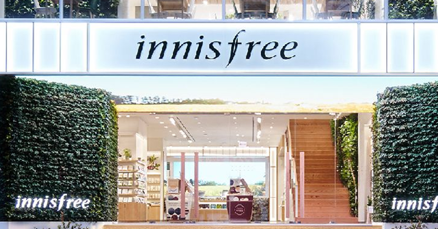 七折優惠Innisfree店面外觀，位於繁華的購物區，環境寬敞明亮，提供多種韓國天然護膚產品。
