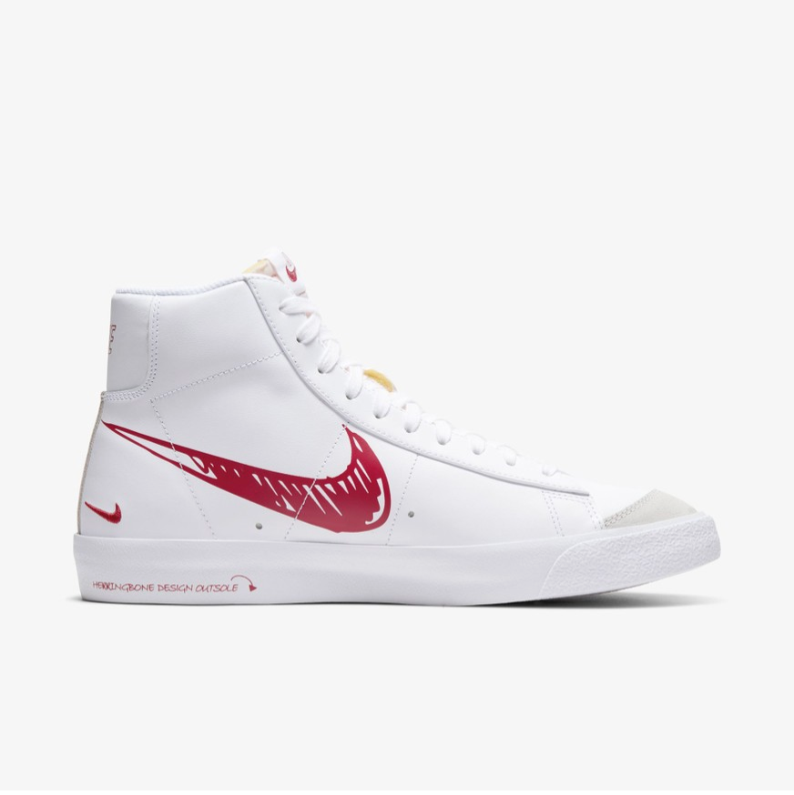 Nike Air Force 1 LV8 Utility สีดำพร้อมดีไซน์ swoosh ที่แต่งลายเส้นในลุคมีสไตล์