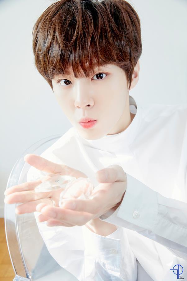 金宇碩個人粉絲見面會延期公告，見面會原定於2020年3月15日舉行，圖片中描述展現金宇碩的日常穿搭風格。