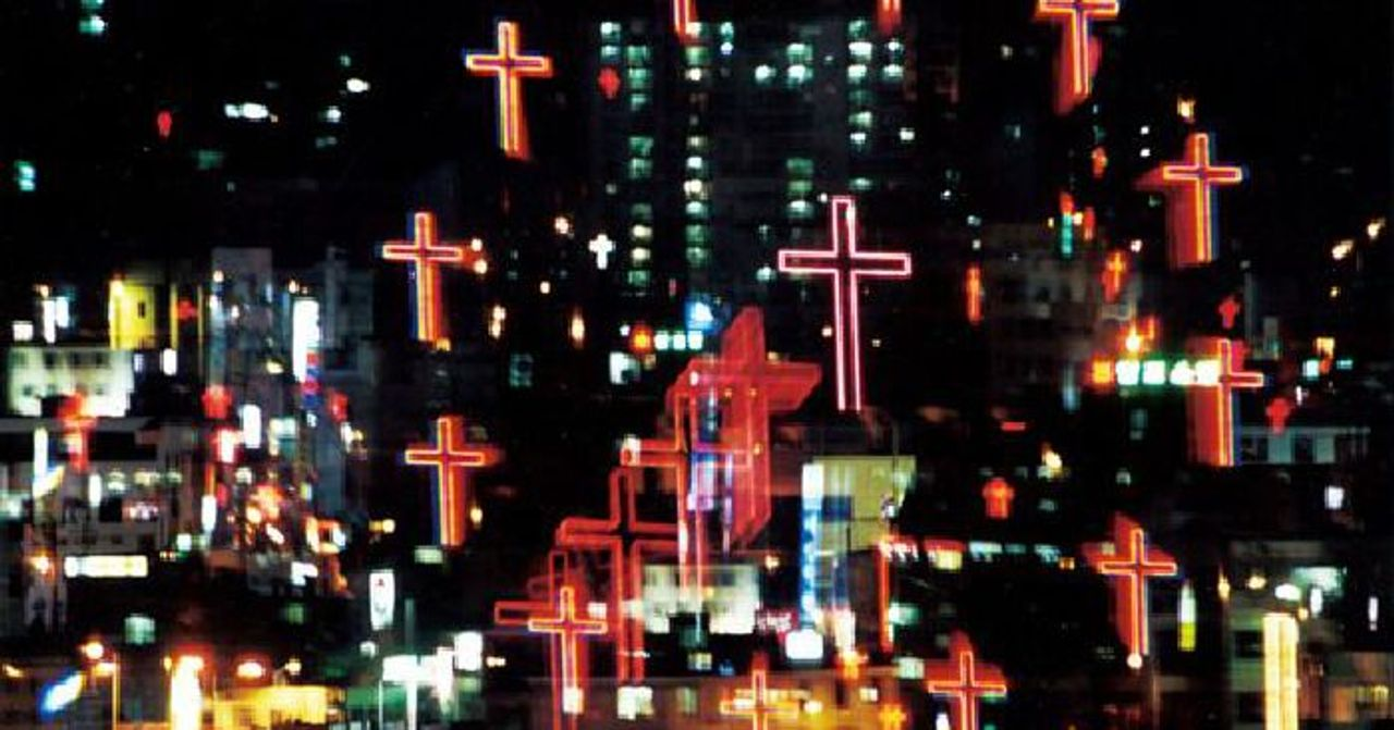 韓國城市夜景中的十字架燈光，反映教會文化景象。