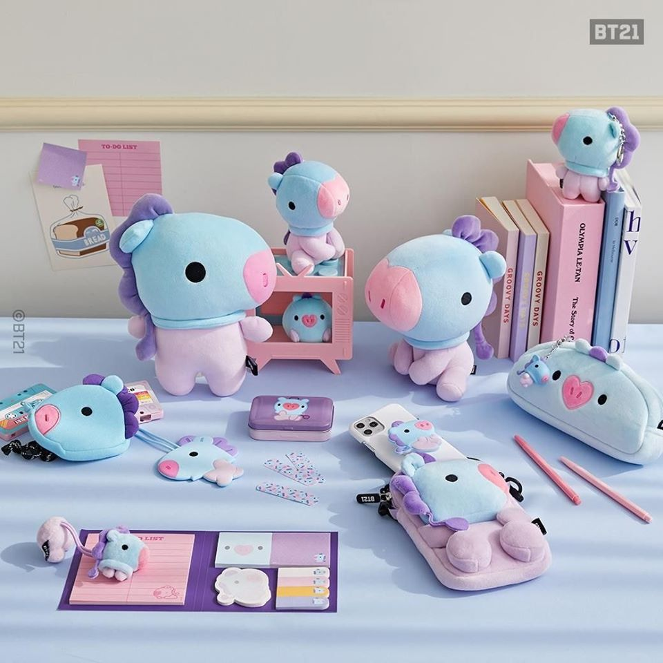 BT21角色MANG的周边产品陈列，全紫色和蓝色的可爱设计吸引眼球，包括玩偶、贴纸和收纳袋等，适合多样用途。