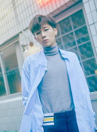 INFINITE金聖圭個人演唱會台灣場次取消公告，圖片中看到金聖圭穿著藍色襯衫和灰色高領毛衣，演唱會原定於2020年3月21日至22日舉行。