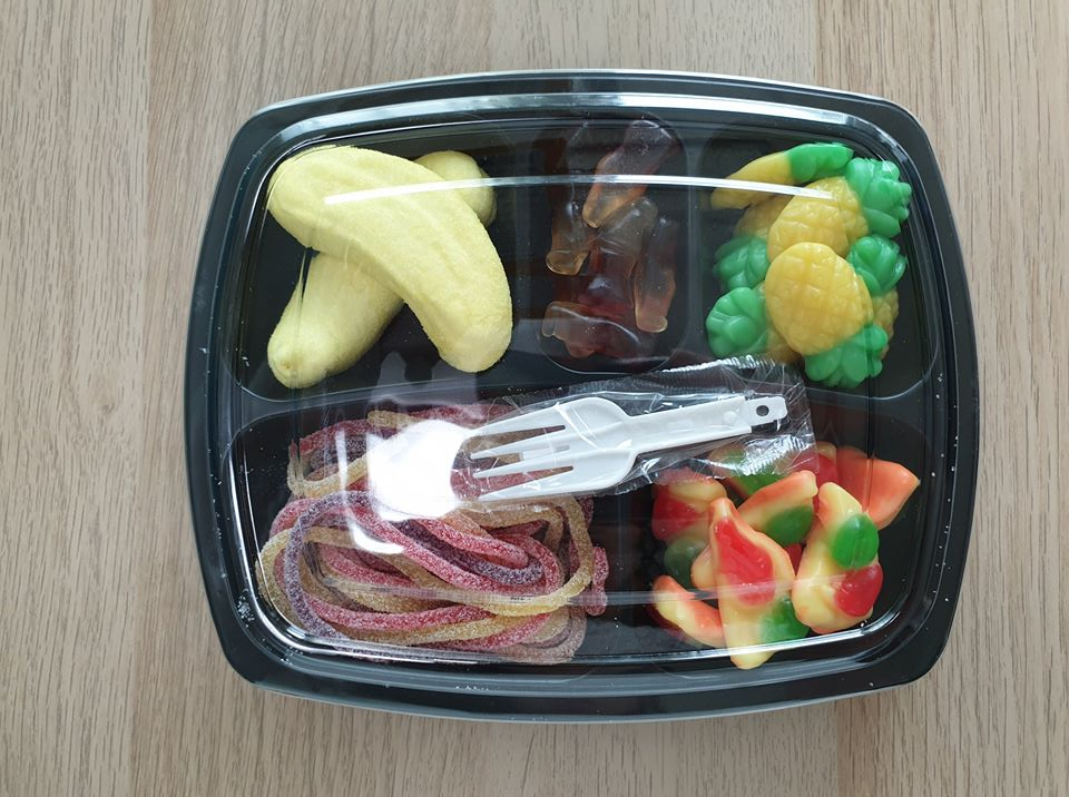 打開的便當裝飾軟糖盒，展示不同造型的軟糖，包括香蕉造型和水果軟糖。