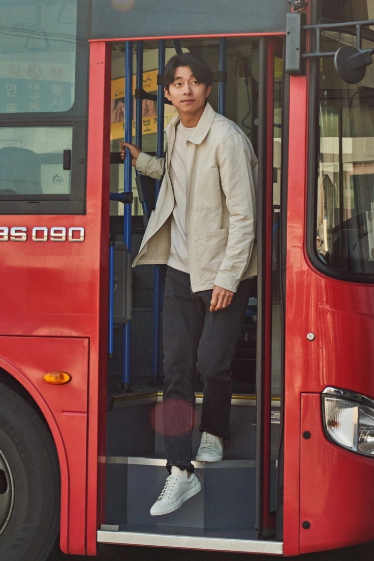 孔刘身穿浅色外套从一辆红色公交车上走下来，体现春季时尚风格，展示Epigram 2020春季系列。