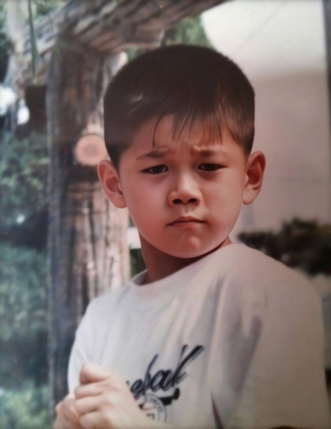 7 Childhood Photos of Celebrities Guess who this is?