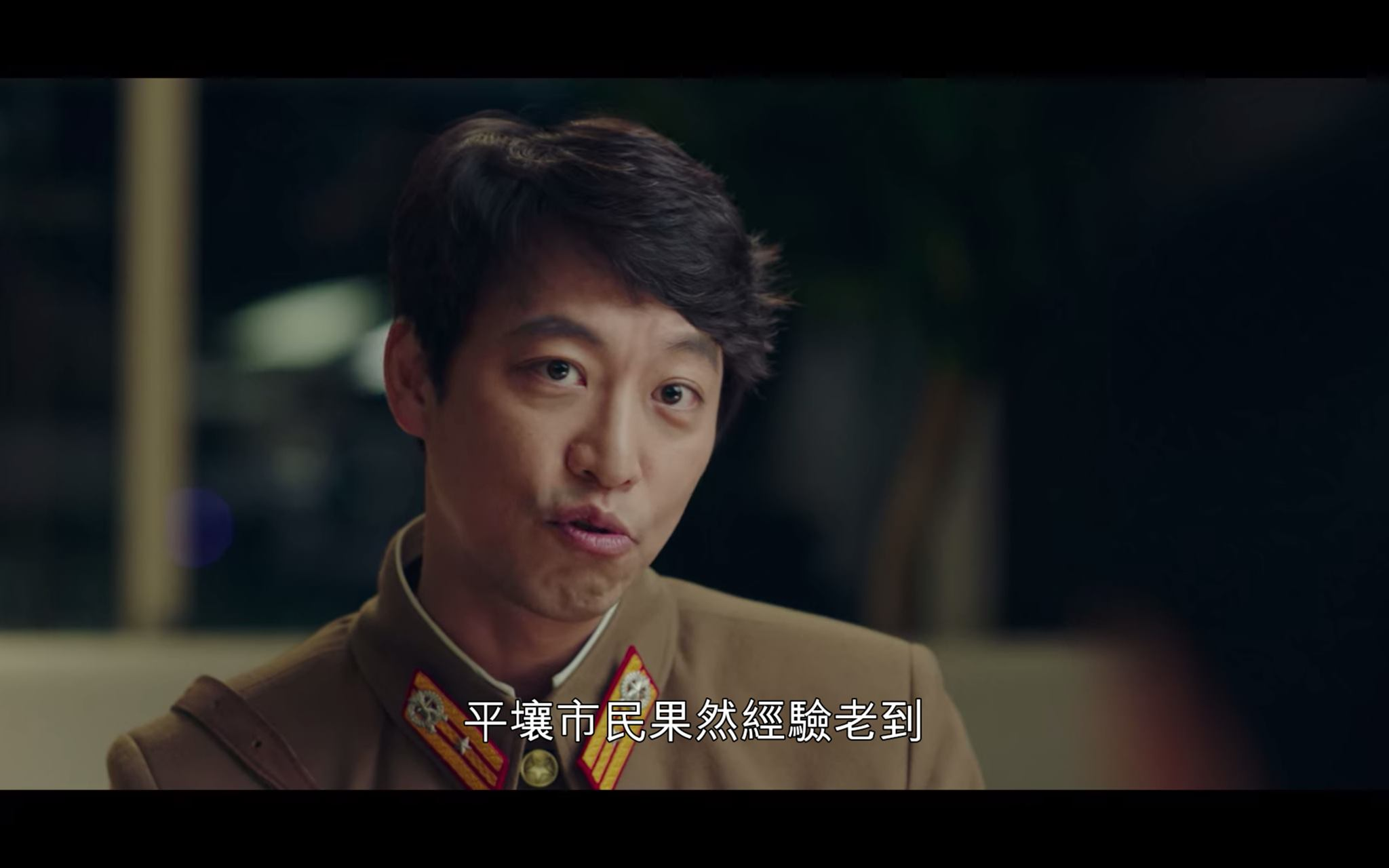 电视剧《爱的迫降》中的场景，角色坐在咖啡店内与朋友对话，字幕显示平壤市民悠然自得，来源：Netflix