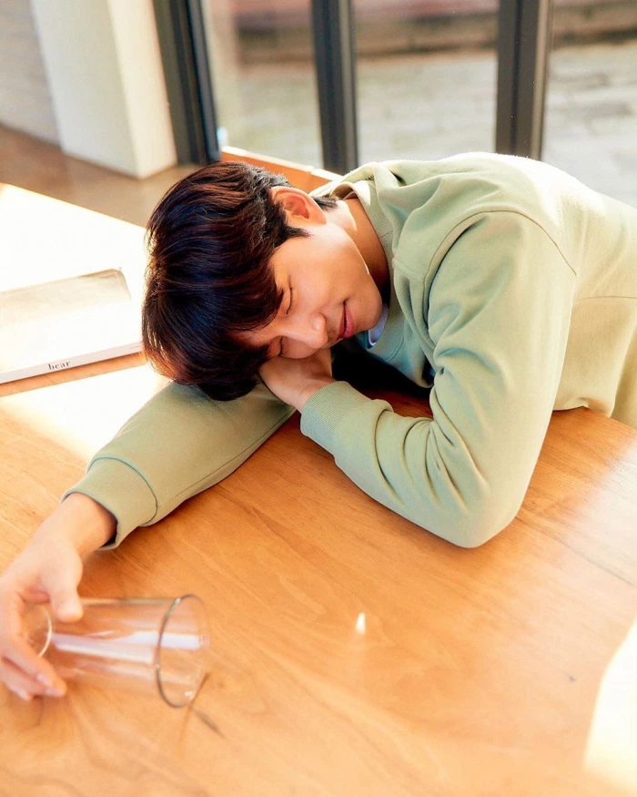 静静躺在桌上的孔刘，手边放有空杯，身着Discovery 2020年系列家居服，展现其轻松惬意的一面。