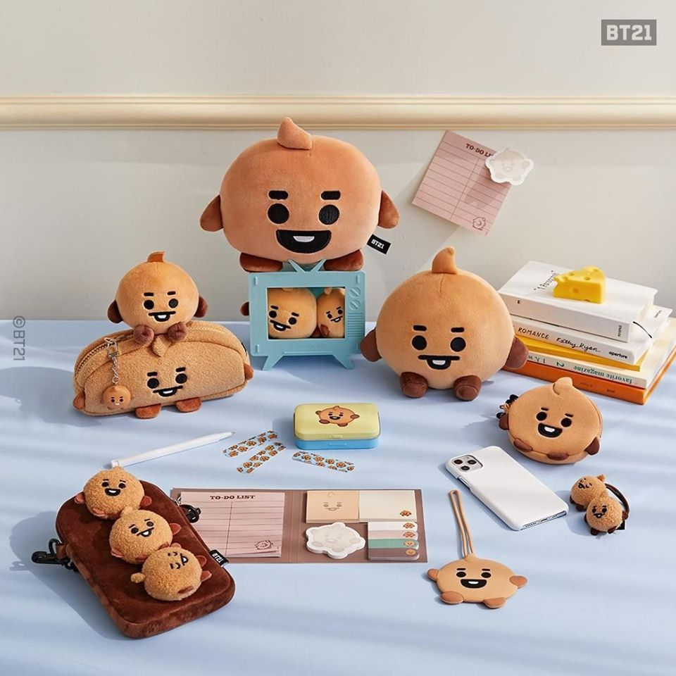BT21角色SHOOKY的周边物品，包括手机壳和文具，营造一种年轻、欢快的办公或学习环境。