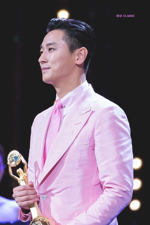 Creatrip ピンクを着こなす韓国男性芸能人