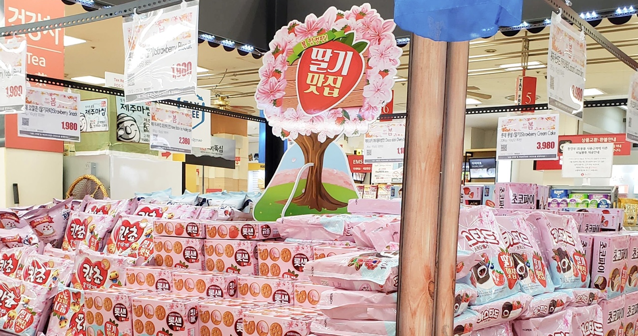 春季限定零食，粉色小袋包裝，草莓味，韓國超市促銷。
