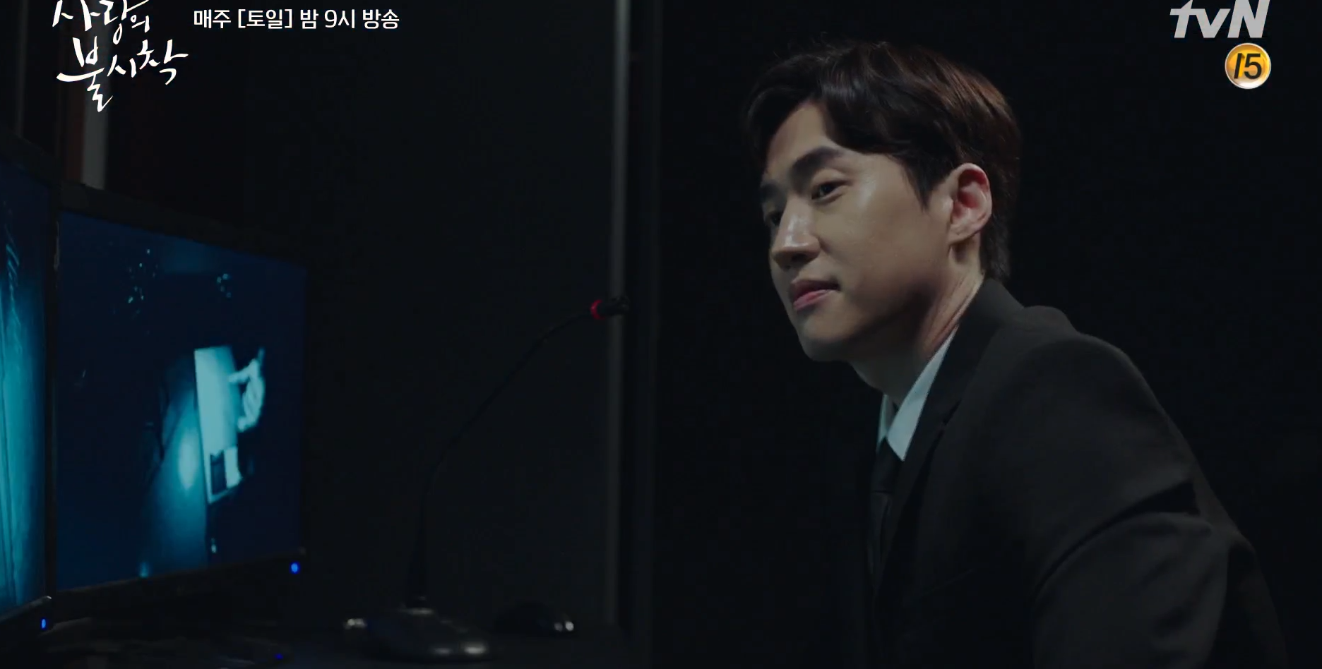 韓劇《愛的迫降》國情院歐爸角色，穿著西裝靠在牆上