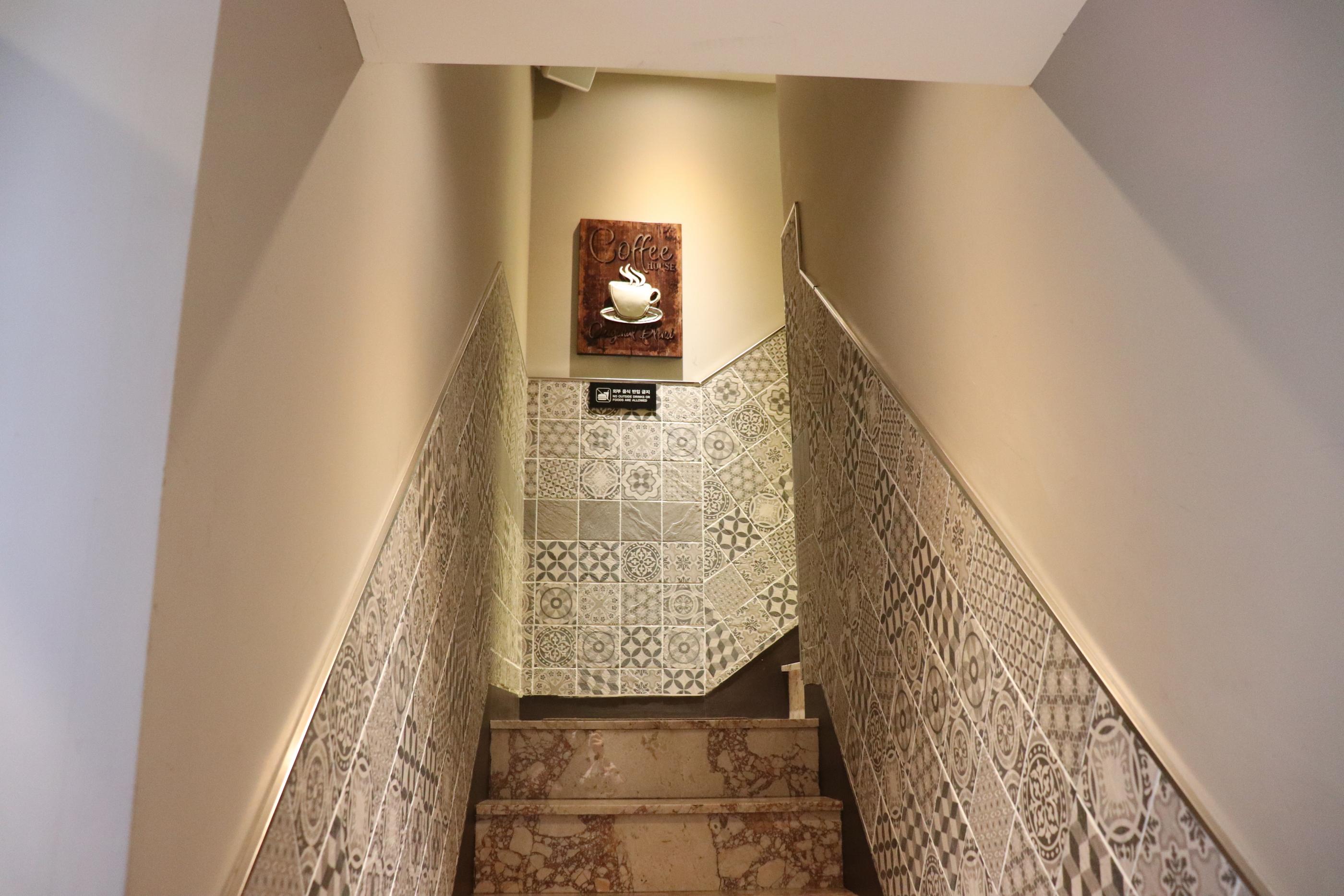 Cafe Pera | Ewha A fancy cafe with a mature aesthetic atmosphere and delicious strawberry tart