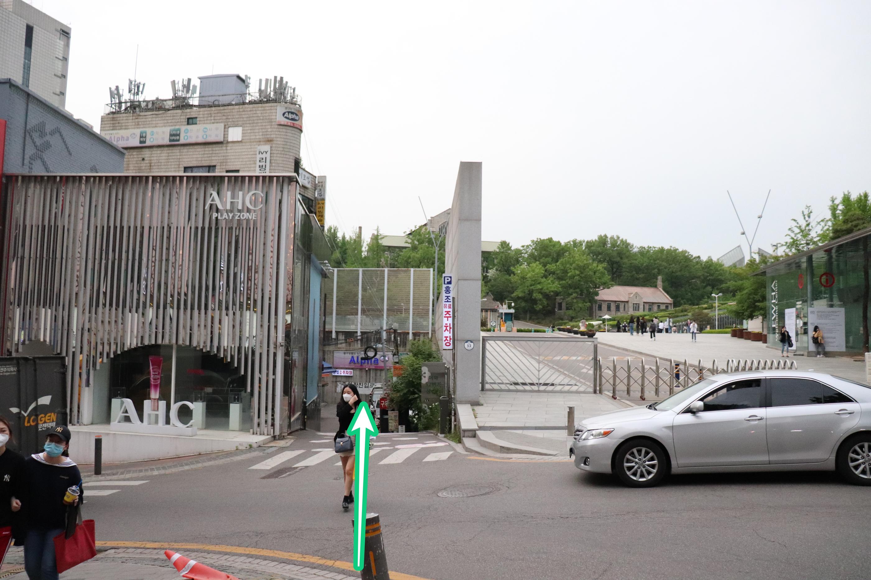 Cafe Pera | Ewha A fancy cafe with a mature aesthetic atmosphere and delicious strawberry tart