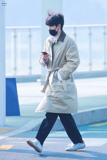 แฟชั่นรองเท้าผ้าใบของคนเกาหลีไม่เป็นสองรองใคร รุ่นไหนฮอต? แบรนด์ไหนฮิต? จัดมาให้แล้ว