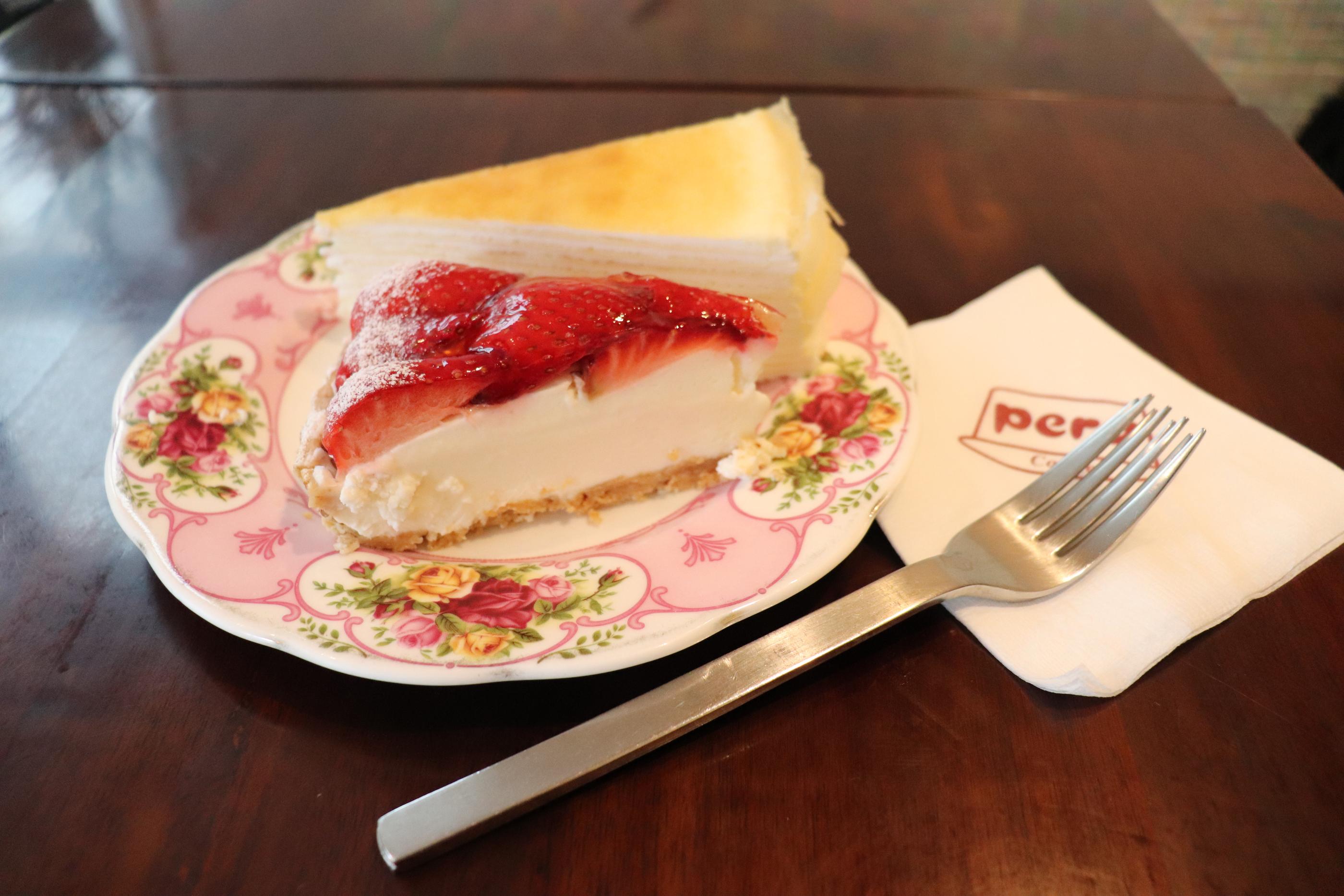 Cafe Pera | Ewha A fancy cafe with a mature aesthetic atmosphere and delicious strawberry tart