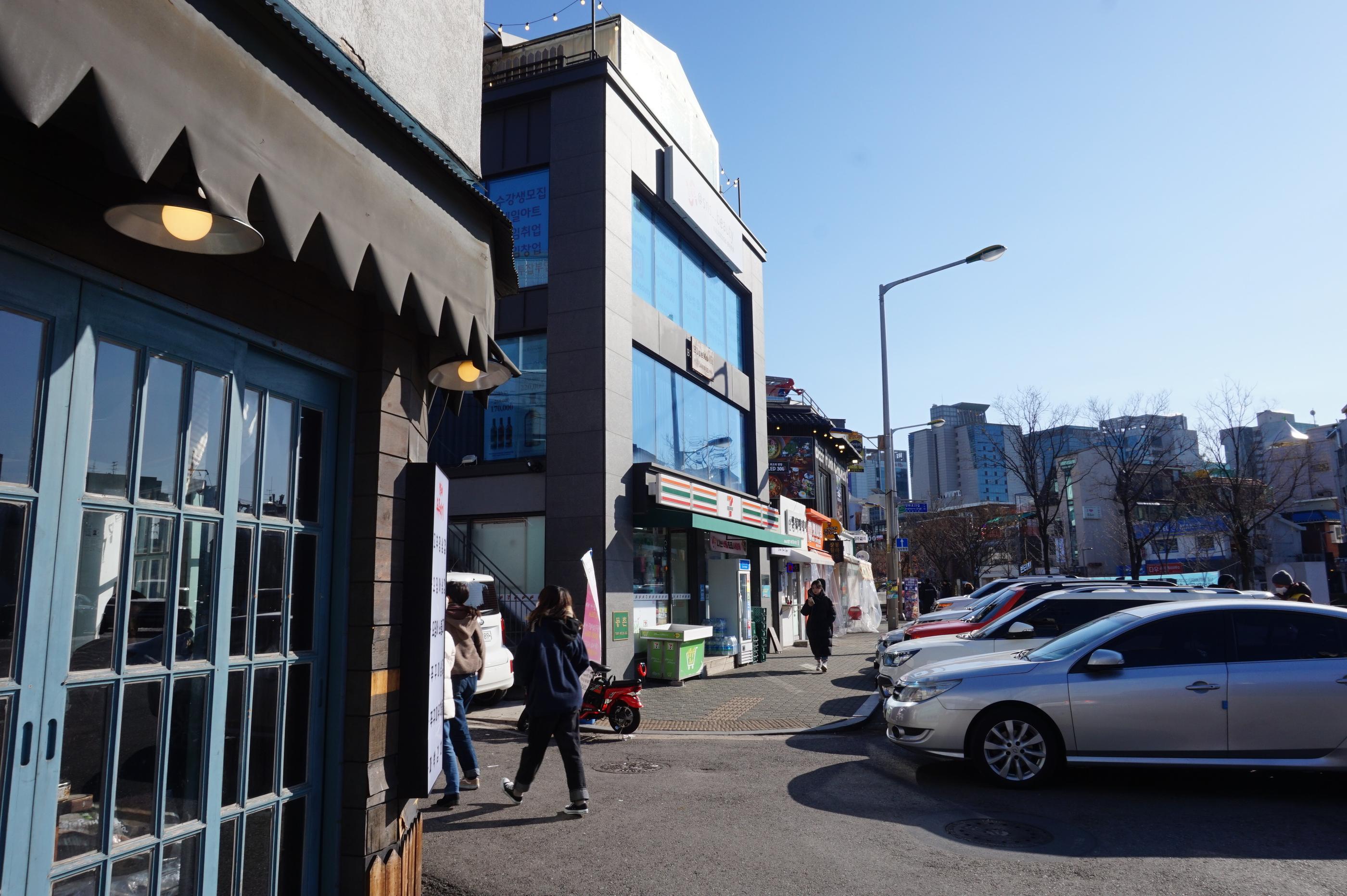 Hongdae | Cafe Highwaist, Aesthetic Desserts Galore on the Trendy Street of Yeonnamdong