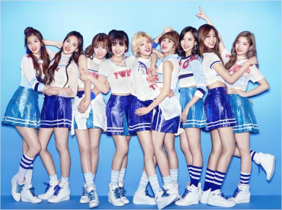 TWICE TWICELIGHTS in Seoul Finale演唱會取消公告，圖片中看到九位成員穿著制服風格的服裝，演唱會原定於2020年3月7日和8日舉行。