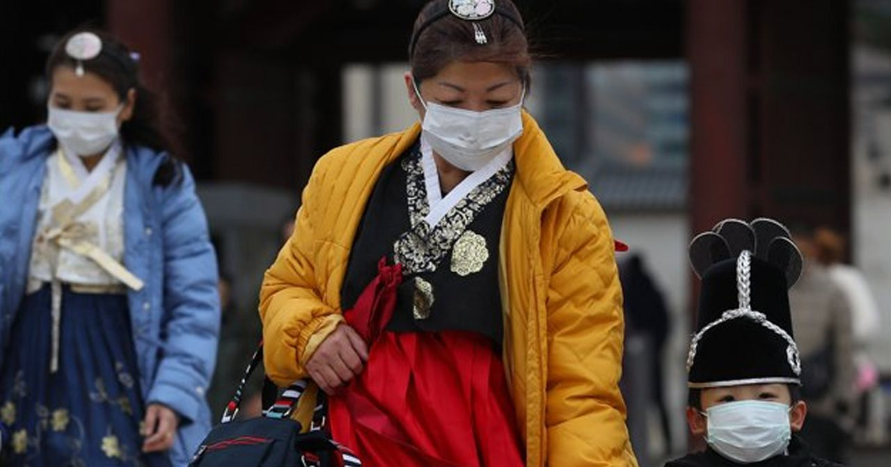 韓國傳統服飾文化的展示，穿著明亮韓服的女性。」},{