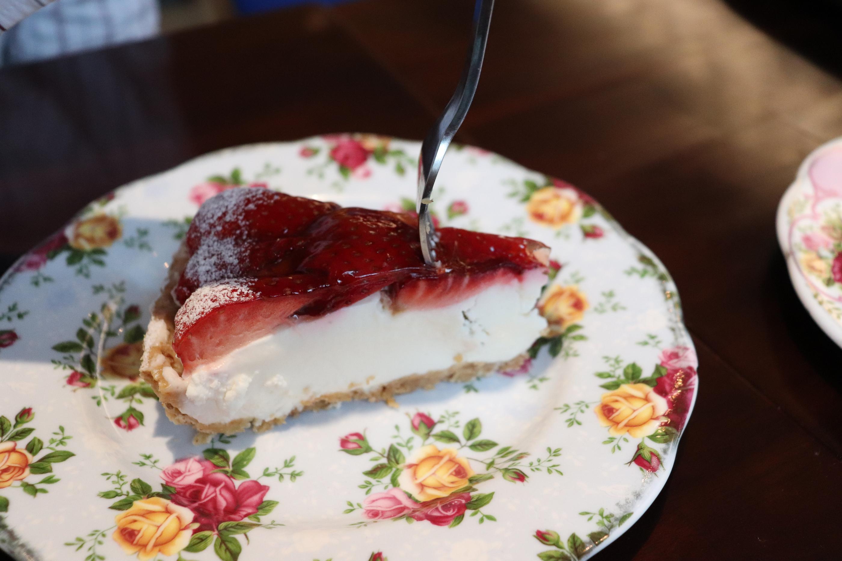 Cafe Pera | Ewha A fancy cafe with a mature aesthetic atmosphere and delicious strawberry tart