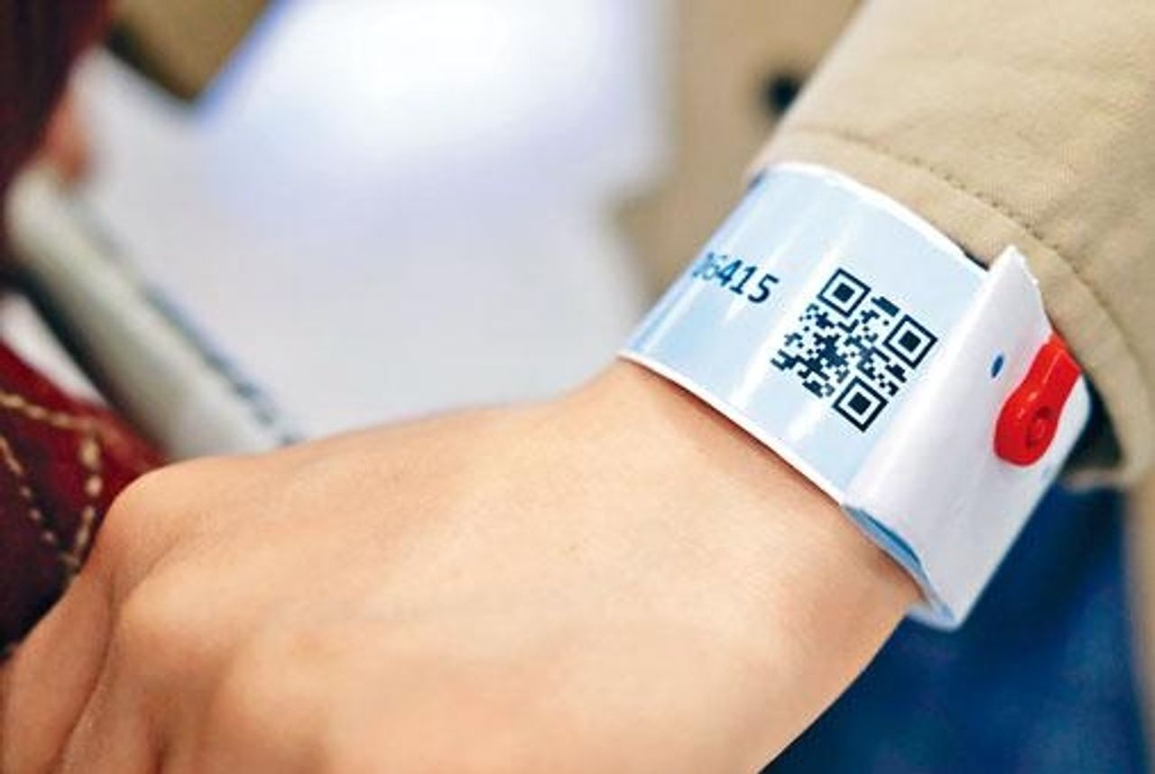 มีรายงานว่า คนที่ต้องกักตัวอยู่บ้านแอบหนีออกจากบ้านซ้ำแล้วซ้ำเล่า! รัฐบาลเกาหลีใต้จึงมีการหารือกันในการใช้สายรัดข้อมืออิเล็กทรอนิกส์เพื่อติดตามตัว แต่ก็มีการโต้แย้งถึงประเด็นการละเมิดสิทธิมนุษยชนขึ้นมาในเรื่องนี้