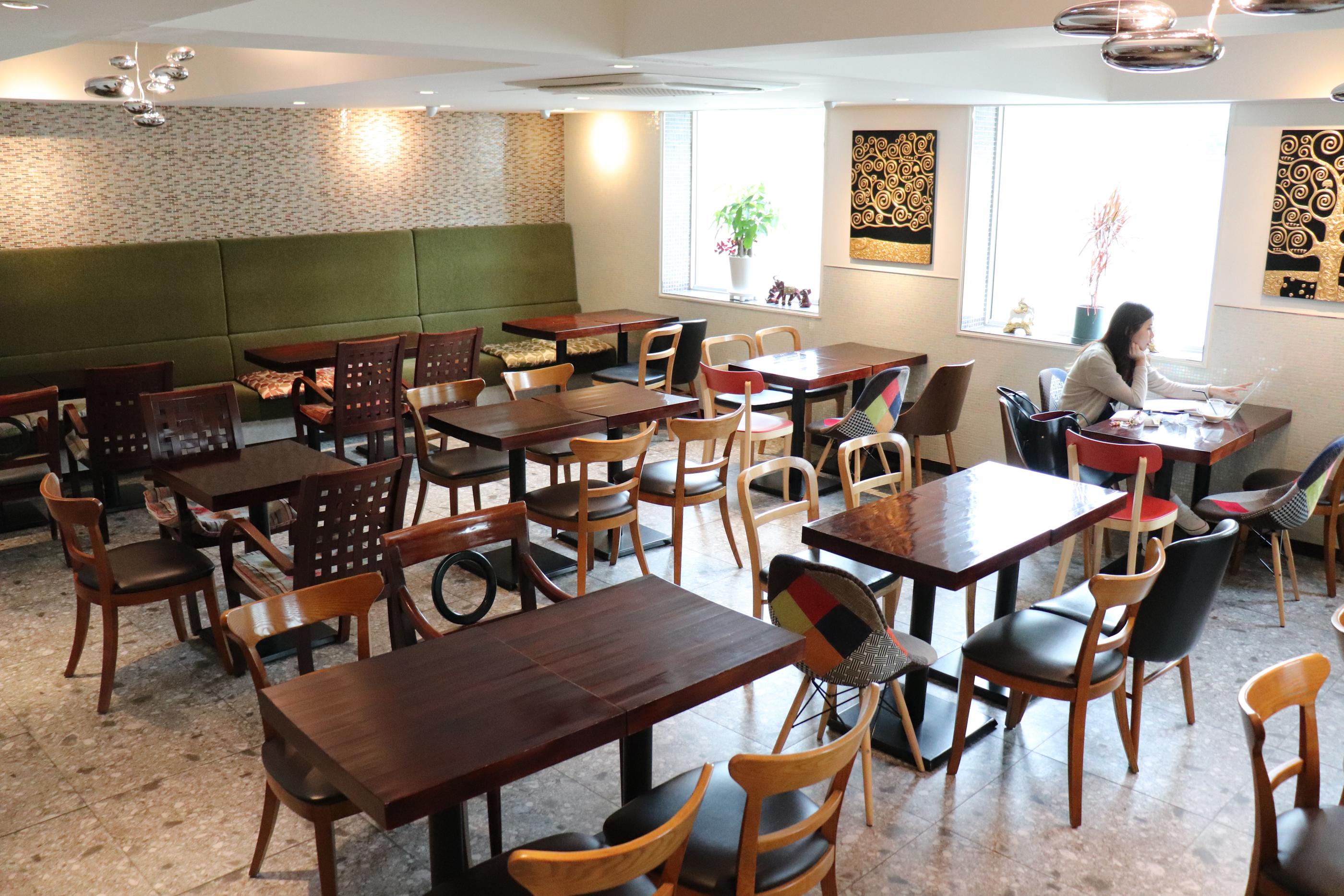 Cafe Pera | Ewha A fancy cafe with a mature aesthetic atmosphere and delicious strawberry tart