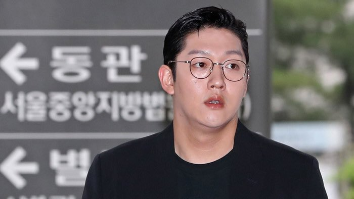 前男友崔钟范因拍摄非法视频而被轻判，引发公众不满，背景为首尔中央地方法院